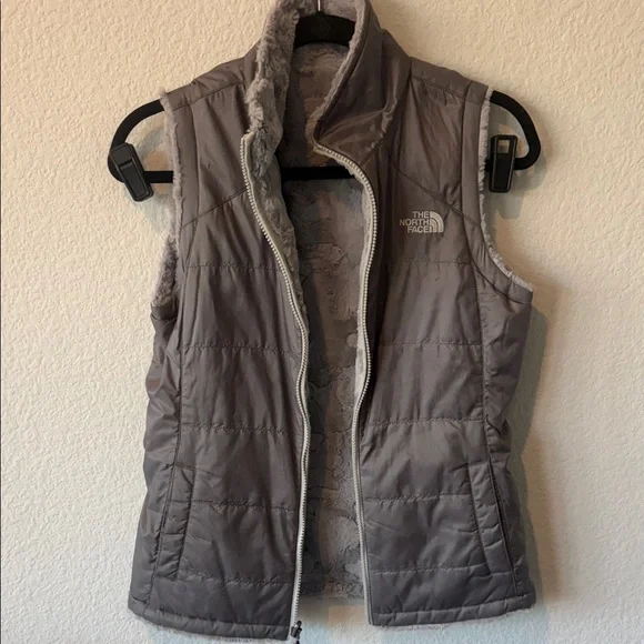 The North Face Women's M‎ Textured reversible Gray Vest - Picture 5 of 6